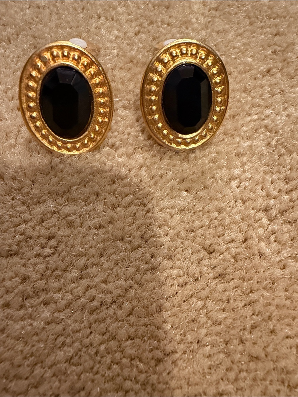 VINTAGE 💗 GOLD TONE CLIP ON EARRINGS WITH BLACK CENTER STONE & BEADED BORDER